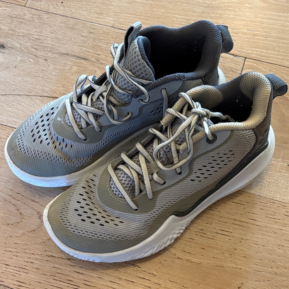 Under Armour Gray basketball Shoes - teenage girls